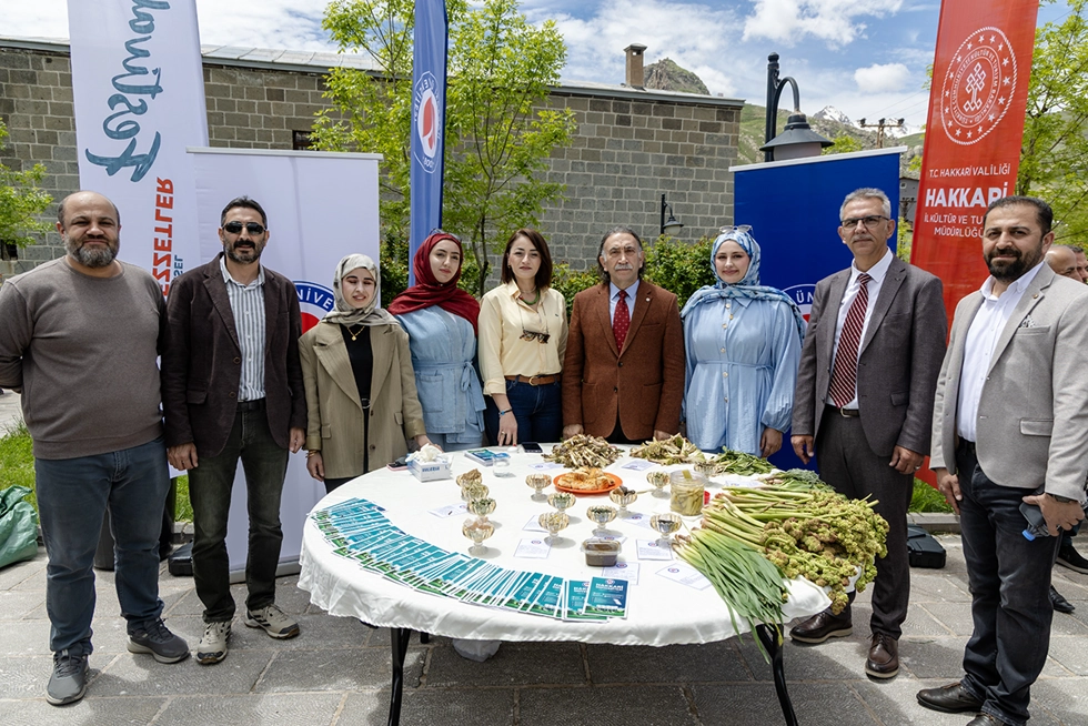 Yöresel ürünlerin sergilendiği açık alan standı
